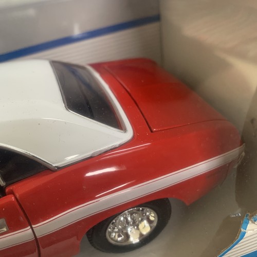 1:24 Maisto Special Edition 1970 Dodge Challenger R/T Coupe~Red&White~NIB~31263 - Picture 16 of 21