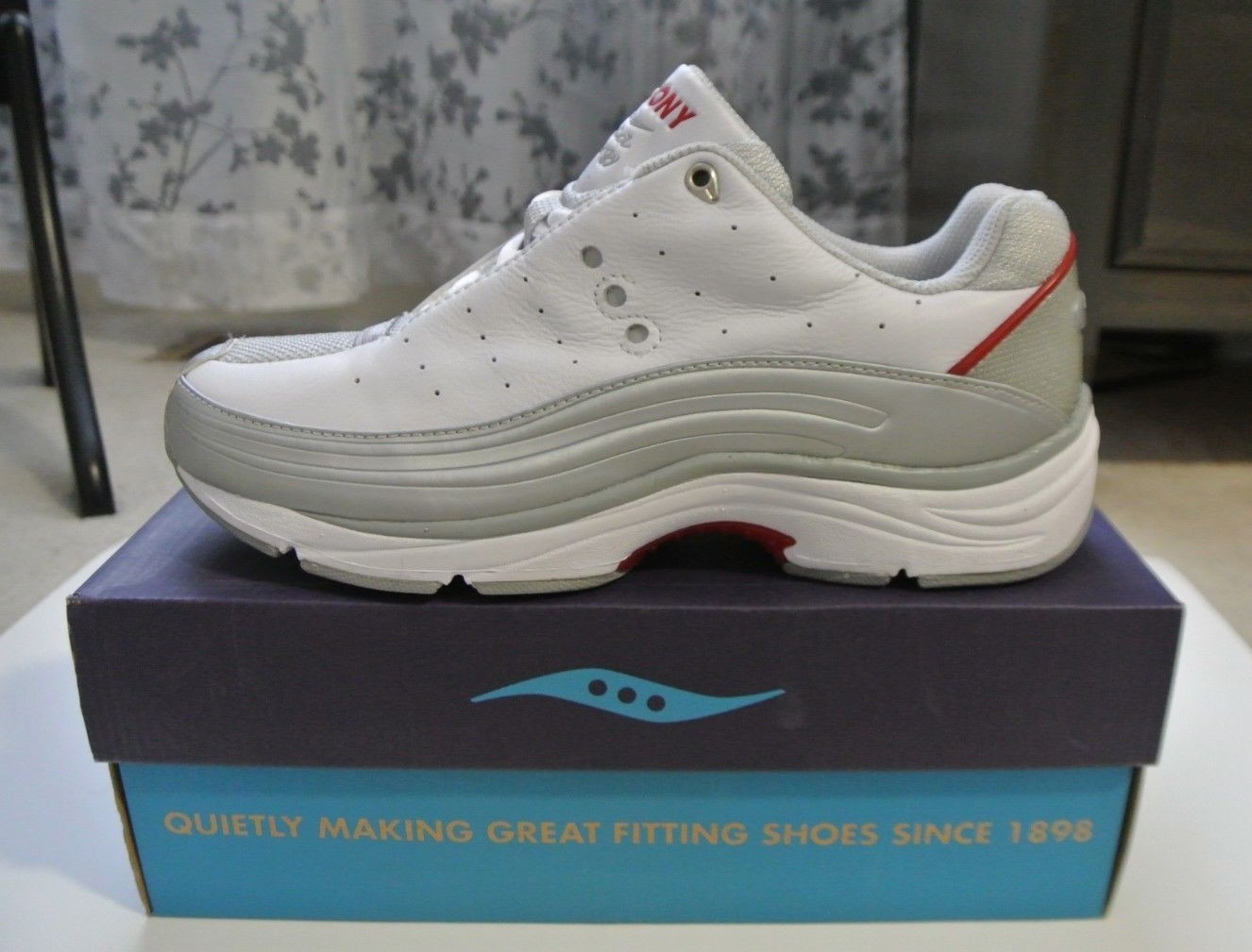 NWB Women's Saucony 5200-1 Grid Energy CRMS 2 Silver Silver Silver Red Running shoes Sz 8 730efb NWB Women's Saucony 5200-1 Grid Energy CRMS 2 Silver Silver Silver Red Running shoes Sz 8 730efb