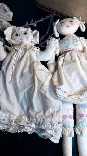Par de muñecas de trapo de tela vintage hechas a mano de 17" y 11" bordadas reliquia guardería - Imagen 7 de 10