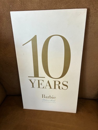 2010 BOOK - BARBIE FASHION MODEL COLLECTION "10 YEARS" ILLUSTRATED BARBIE DOLLS