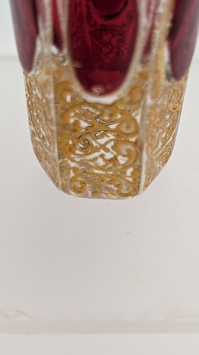 Rollo de filigrana dorada de vidrio de chupito de arte bohemio con paneles de cobachón rojo arándano - Imagen 12 de 19