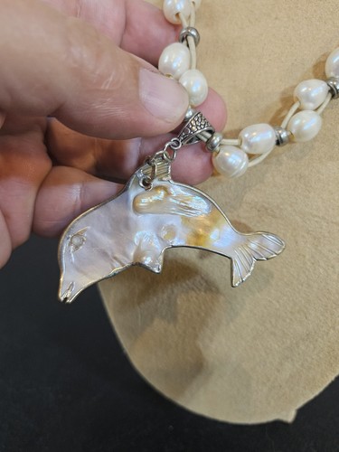 Collana di delfini e perle d'acqua dolce - Foto 7 di 8