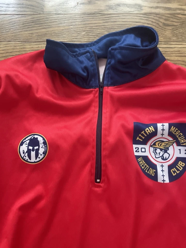 Chaqueta Pullover Grande Roja Spartan Titan Mercury Wrestling Club 1/4 Cremallera Calentamiento Foto 3 de 4