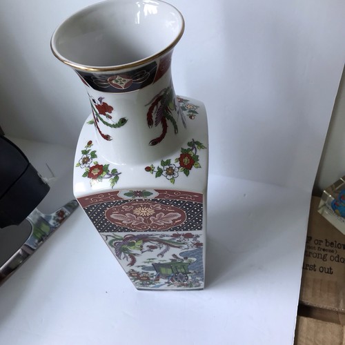1980s Vintage Japanese Imari Ware Porcelain Square 10" X 3.5" Vase - Picture 3 of 5