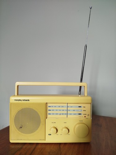 Vintage 1970's Yellow Morphy Richards R130 Portable Transistor Radio - 第 1/24 張圖片