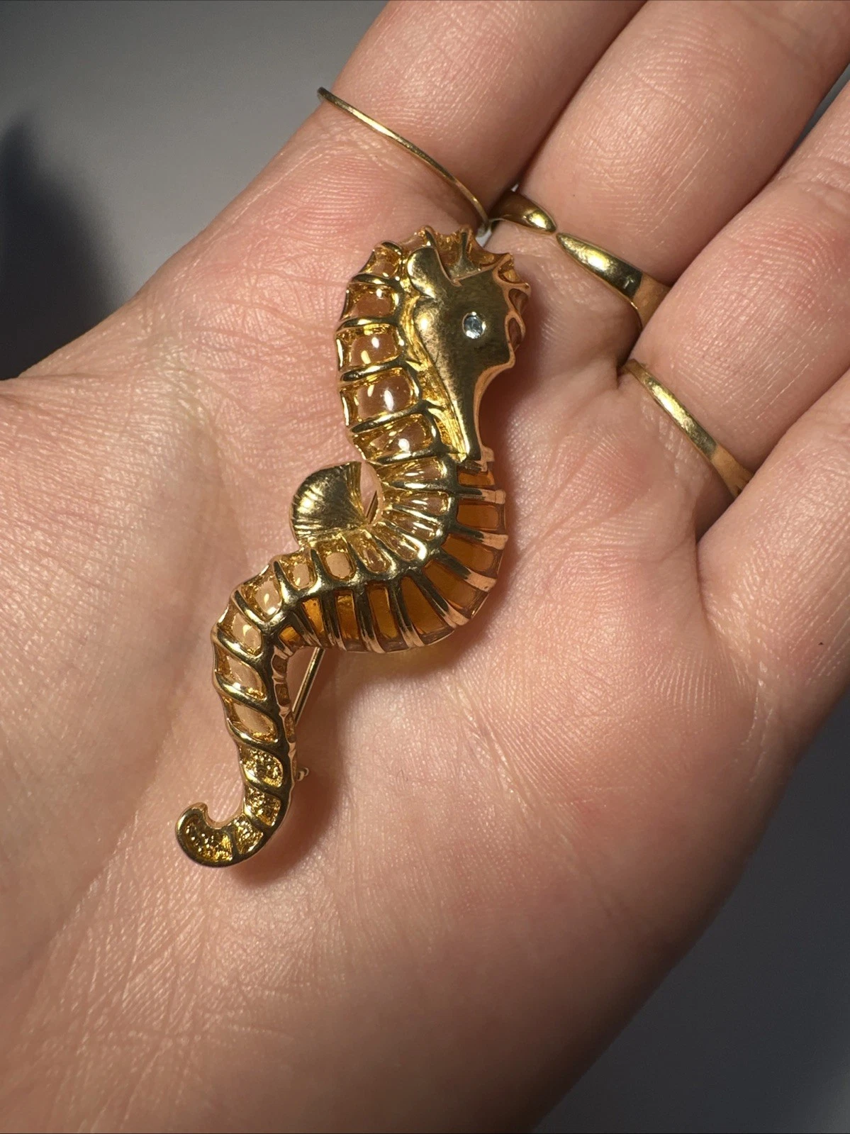 Broche Hippocampe, Doré Et Jaune Avec Strass Blanc Bijoux Fantaisie