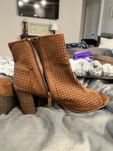 Women Breckelles Amber-32 Nubuck Peep Toe Perforated Chunky Heel Bootie - Picture 3 of 6