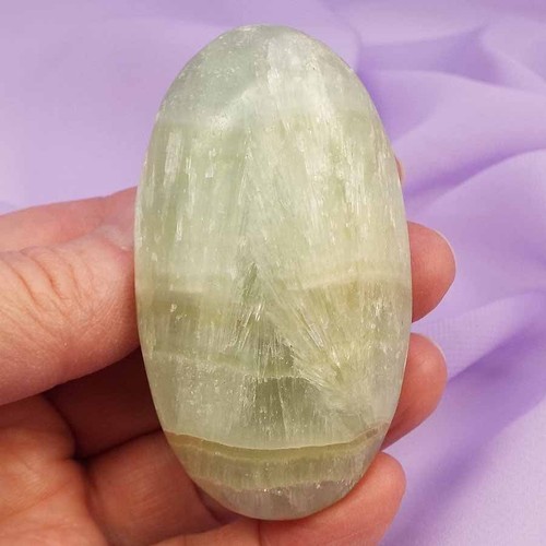 Piedra palmera calcita verde con bandas 'Nuevas posibilidades' 85g SN46278 - Imagen 1 de 4