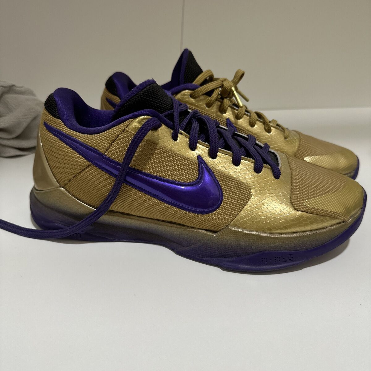 Size 8 - Nike Zoom Kobe 5 Protro x Undefeated Hall Of Fame Size 8 - Nike Zoom Kobe 5 Protro x Undefeated Hall Of Fame