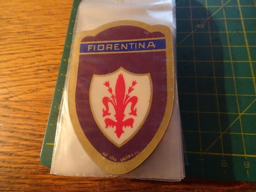TOPPA PATCH  IN materiale plastico d epoca calcio fiorentina scritta blu - Imagen 1 de 2