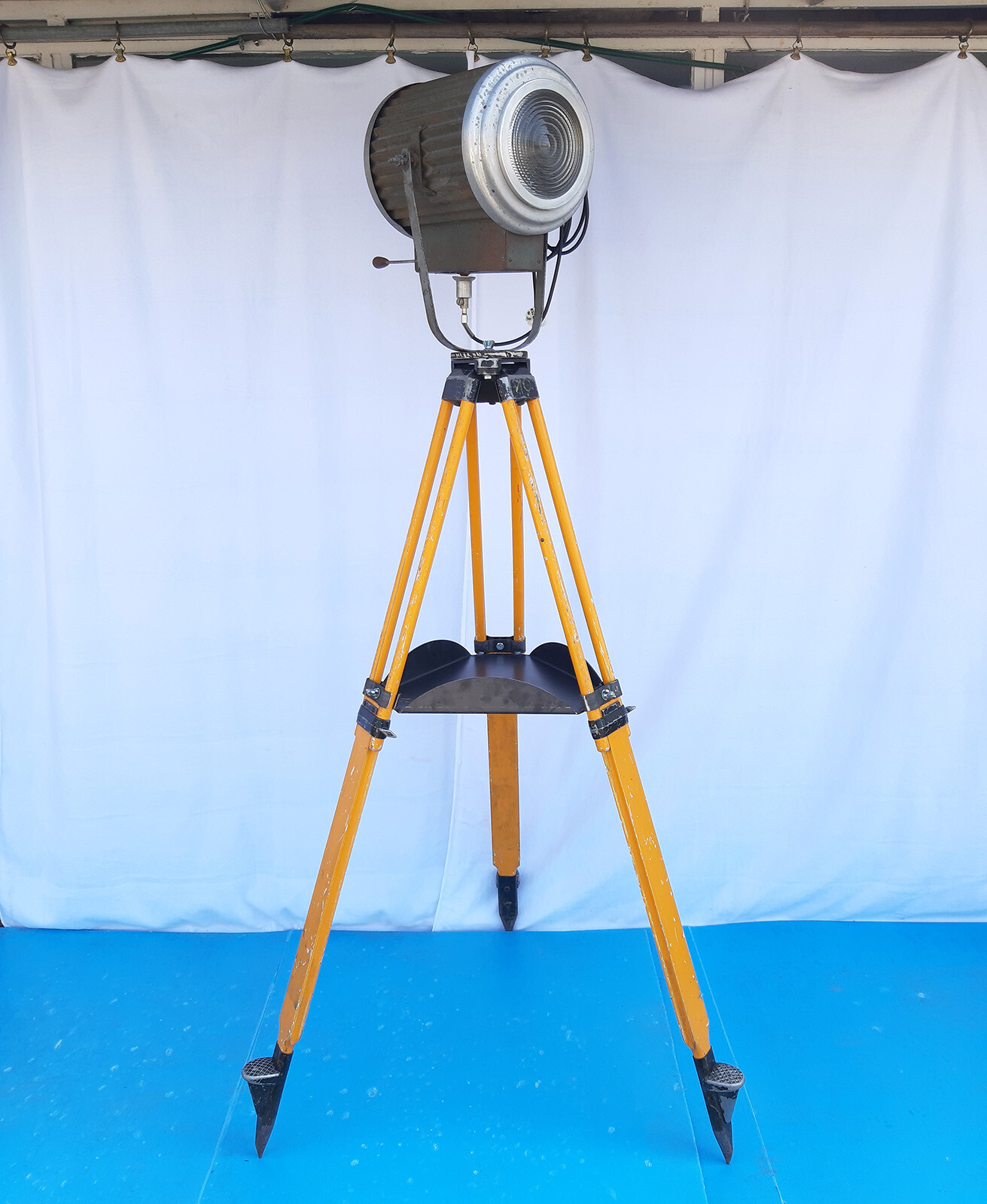 Big Größe Vintage Floor Lamp Stage Light With Wood Tripod Loft Reflector Old Big Größe Vintage Floor Lamp Stage Light With Wood Tripod Loft Reflector Old