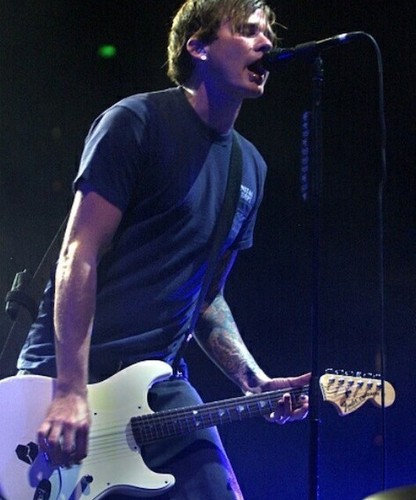 Atticus Broken Heart Aufkleber Tom Delonge Mark Hoppus Blink 182 Fender Strat - Bild 6 von 6