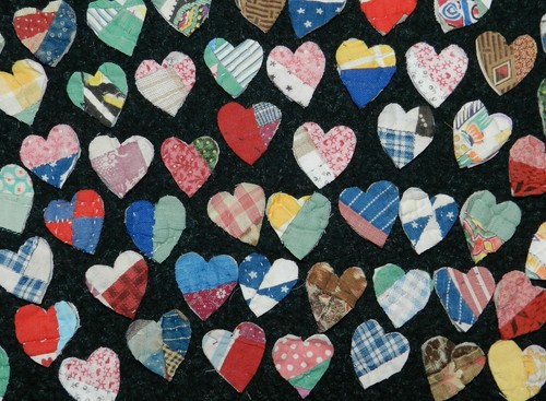 20 PRIMITIVE ANTIQUE CUTTER QUILT MINI HEARTS 1" Scrapbooking! Applique  - Picture 1 of 2