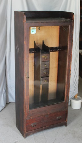 Antique Oak Mission Gun Cabinet – original finish - Picture 1 of 15