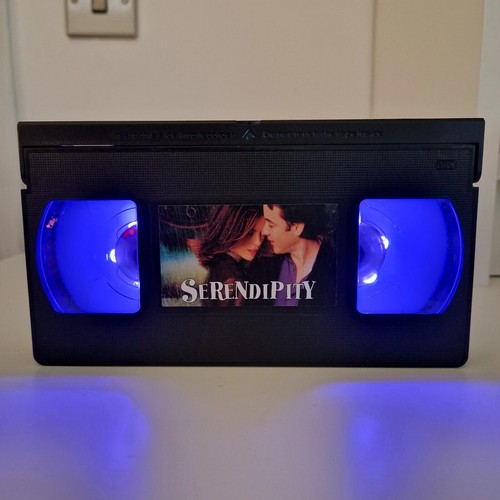 Rom Coms & Comedies LED VHS Videokassette Lampe Geburtstag Weihnachtsgeschenk Retro Licht - Bild 90 von 131