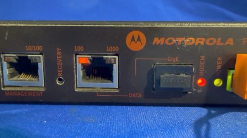 Motorola PTP 800 CMU Modem Unit WB3517 - No Adapter Included - Powers On - Read - Video 1 van 1