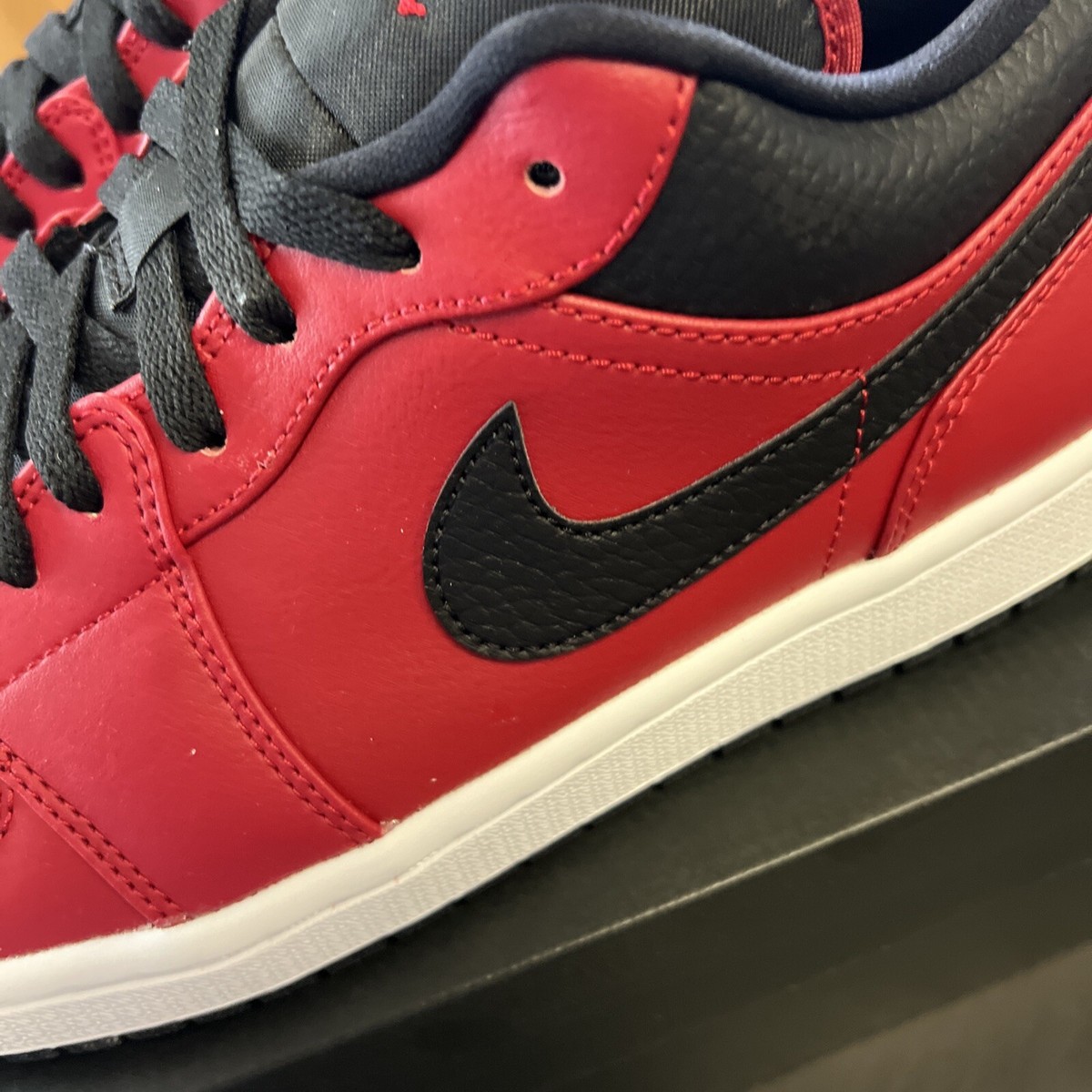 スニーカー Nike Air Jordan 1 Low Reverse Bred Pebbled Swoosh Jordan 1 Low Reverse Bred Pebbled Swoosh Men's - 553558-605 - US