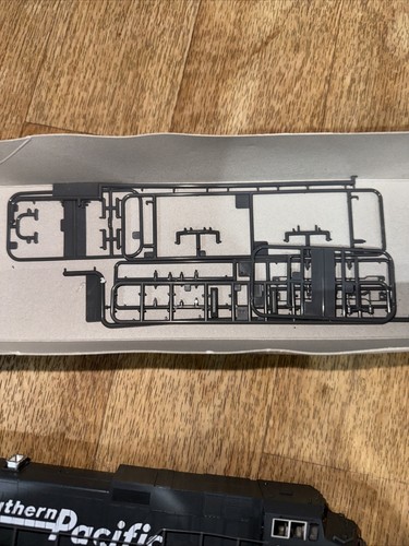 HO Kato Southern Pacific GE C44-9W Dash 9 Powered Diesel Locomotive SP #8100 - Picture 10 of 11