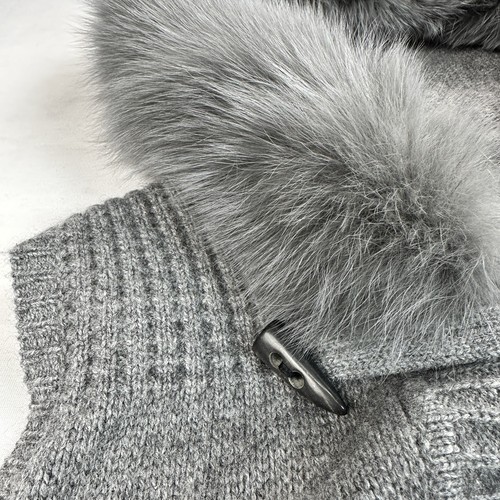 Sudadera con Capucha Neiman Marcus Gris Botón 100% Cachemira Con Piel de Zorro Sin Mangas Talla M - Imagen 6 de 24