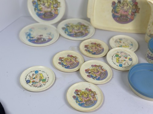 Vintage BARBIE 14 pcs Plastic Kitchen Toy Happy Birthday Plates Pots Chilton 90s - Picture 2 of 10