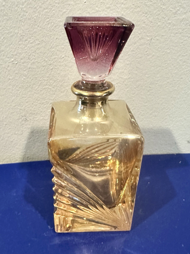 Vintage Art Deco Parfüm Flakon quadratisch geschliffenes Glas Detail lila gold 4,75' x 2"