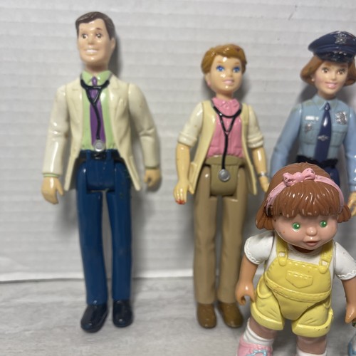 Fisher Price Living Family Puppen, 8 Stück. Polizei, Arzt, Junge, Mädchen, 3 Erwachsene - Bild 4 von 5
