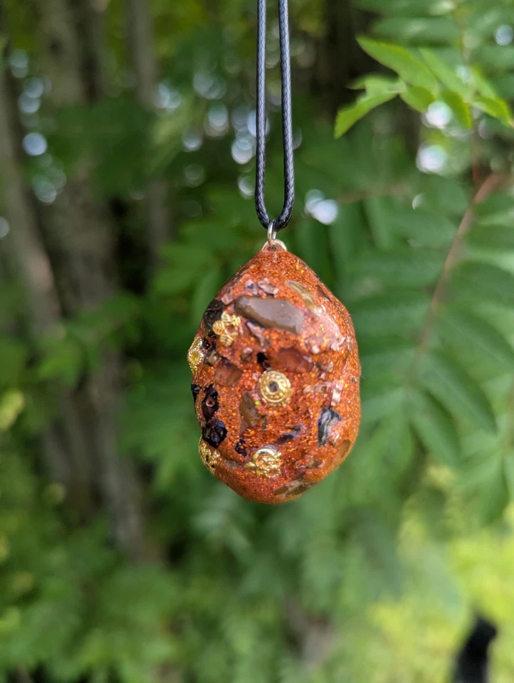 Collar de orgonita 'pastel de frutas' para protección, conexión a tierra y fuerza personal Foto 2 de 4