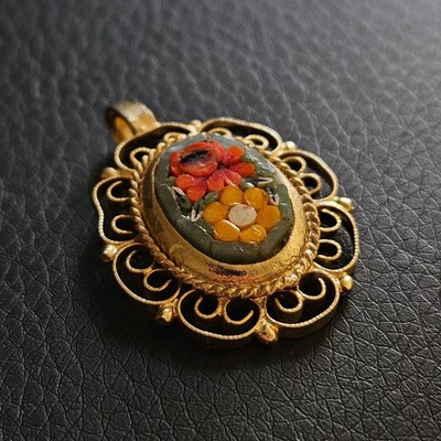 Micro Mosaik Anhänger mit durchbrochenen Konturen Blumendekor vergoldet