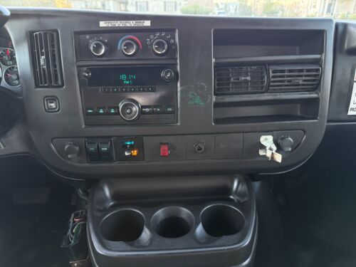 2009 Chevrolet Express 3500 BOX TRUCK 130K LOW MILES RUNS LIKE NEW NO RESERVE - Picture 13 of 30