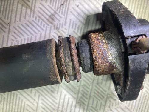 Toyota Hilux Surf MK5 1992 2.4 Diesel 2L-TE - Near Side Front Shock Absorber - Picture 6 of 11