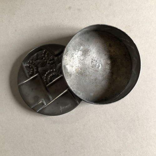 René Delavan — boîte art déco en étain ciselé signée en bas à droite — Ø 10,5 cm - Picture 4 of 8