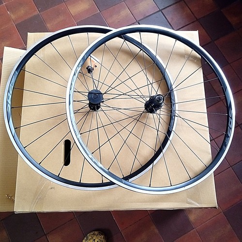 Genuine Giant SR-2 700C Road Bike Wheel set Tubeless Ready Clincher 24 spoke F&R