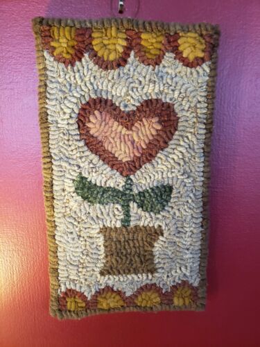 VINTAGE PRIMITIVE HAND HOOKED FOLK ART WOOL RUG HANGING SPRING TULIP HEART GREAT