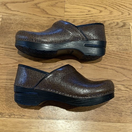 Dansko Professional Brown Floral Embossed Leather Nurse Clogs Womens Sz 37 6.5-7 - Picture 5 of 9