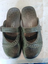 Metalic leather Vionic Othaheel shoe size 6