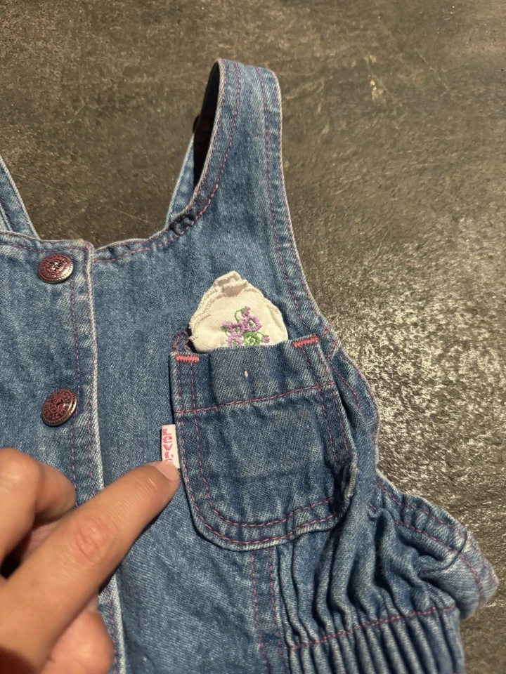 Macacão jeans vintage Little Levi’s jumper 4T meninas patch flor - Imagem 2 de 4