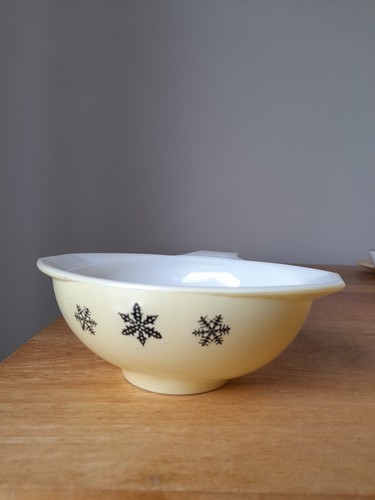 Vintage Pyrex Snowflake Pattern Handled Dish - Picture 2 of 9