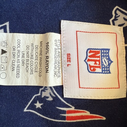 NFL New England Patriots Camp Hawaiian Shirt Men’s Size Large Blue AOP Football - Picture 6 of 8