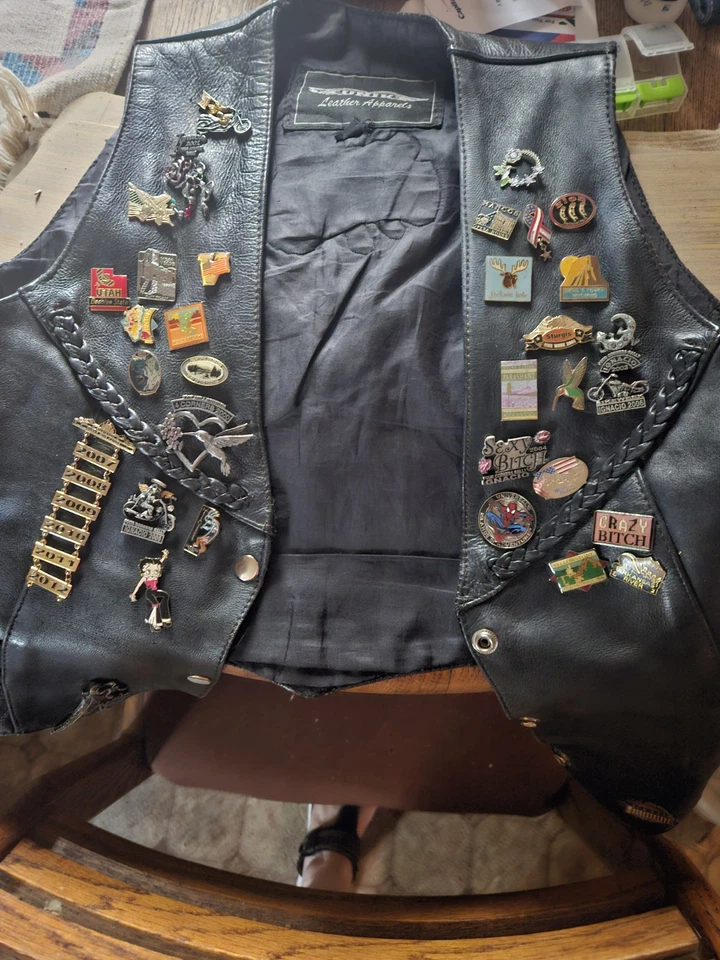 Chaleco pequeño de cuero con flecos/con alfileres Unik para mujer Foto 2 de 2