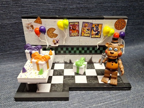 Five Nights at Freddy's Party Room FNAF Set 12692 Mcfarlane Construction Set - Picture 5 of 9