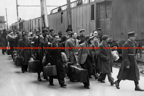 F020019 Jews at the Gare d Austerlitz before their deportation Paris France 1941 - Picture 1 of 3