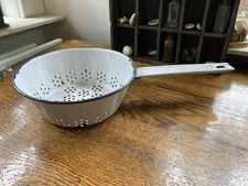 Vtg White Graniteware Colander Strainer W/ Handle & Hook 6.75" x 12"