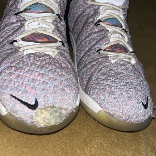 Nike LeBron XVIII 18 Graffiti Chlor Fitnessschuhe CW2760-900 Jungen 5,5 Jahre/Wmn Größe 7 - Bild 15 von 24