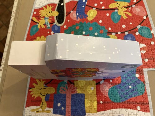 Peanuts Snoopy Jigsaw Puzzle "Deck The Doghouse" - 680 pieces - complete - Picture 5 of 8