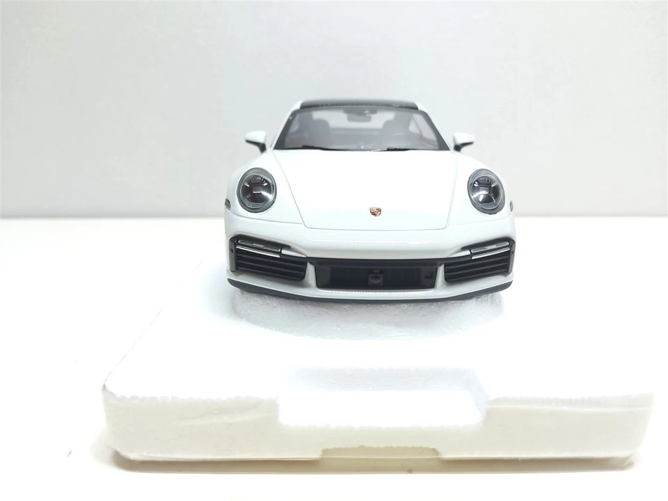 Porsche 911 (992) Turbo S Bianco del 2021 - 1/18 Minichamps - Immagine 2 di 4