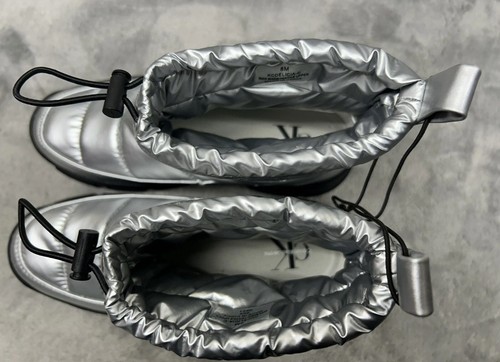 Stivali da neve Calvin Klein Silver Puffer donna taglia 8M stivali invernali trapuntati metallizzati - Foto 9 di 12