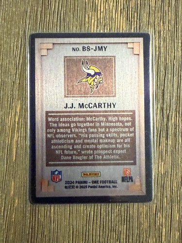 2024 PANINI ONE FOOTBALL - J.J. MCCARTHY - ROOKIE - RC - ARDESIA BIANCA - #BS-JMY - Foto 2 di 2