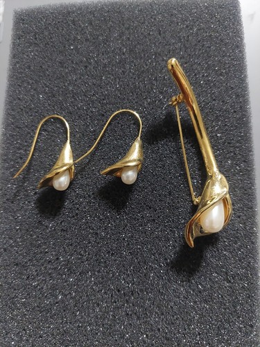 Lot signed Carachel, Avon gold tone faux pearl 4 sets of earring ,2 brooch - Picture 5 of 8