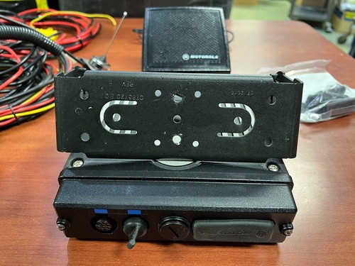 Motorola XTL 5000 DIGITAL MOBILE RADIO M20URS9PW1AN W/ Accessories - Zdjęcie 4 z 11