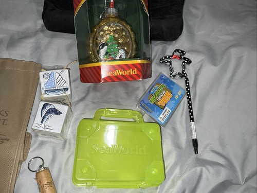 SEAWORLD REUSABLE BAG CHRISTMAS BUNDLE PENGUIN PEN, CASE, ORNAMENT, ETC NEW - Picture 7 of 24